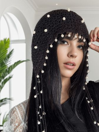 کلاه قلاببافی کرهای مرواریدی با بندهای آویز تزیینی، انتخابی خاص و ترند برای استایلهای دخترانه، فشن و متفاوت